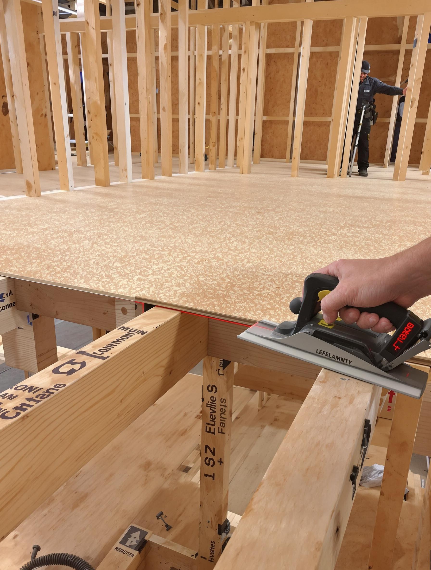 Pose plancher OSB sur solives contrôle laser rabotage entretoises traitement fongicide.