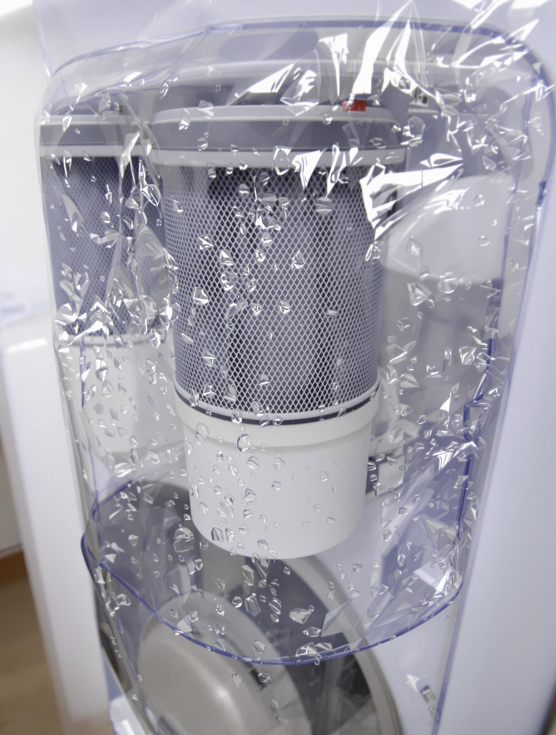 Photo d'un bac à eau de sèche-linge à condensation avec filtre visible.