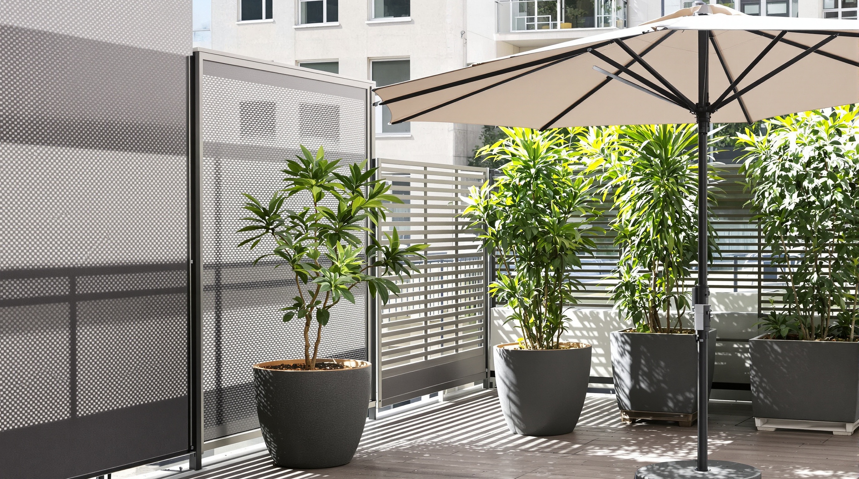 Brise-vue adaptés au vent sur balcon urbain moderne