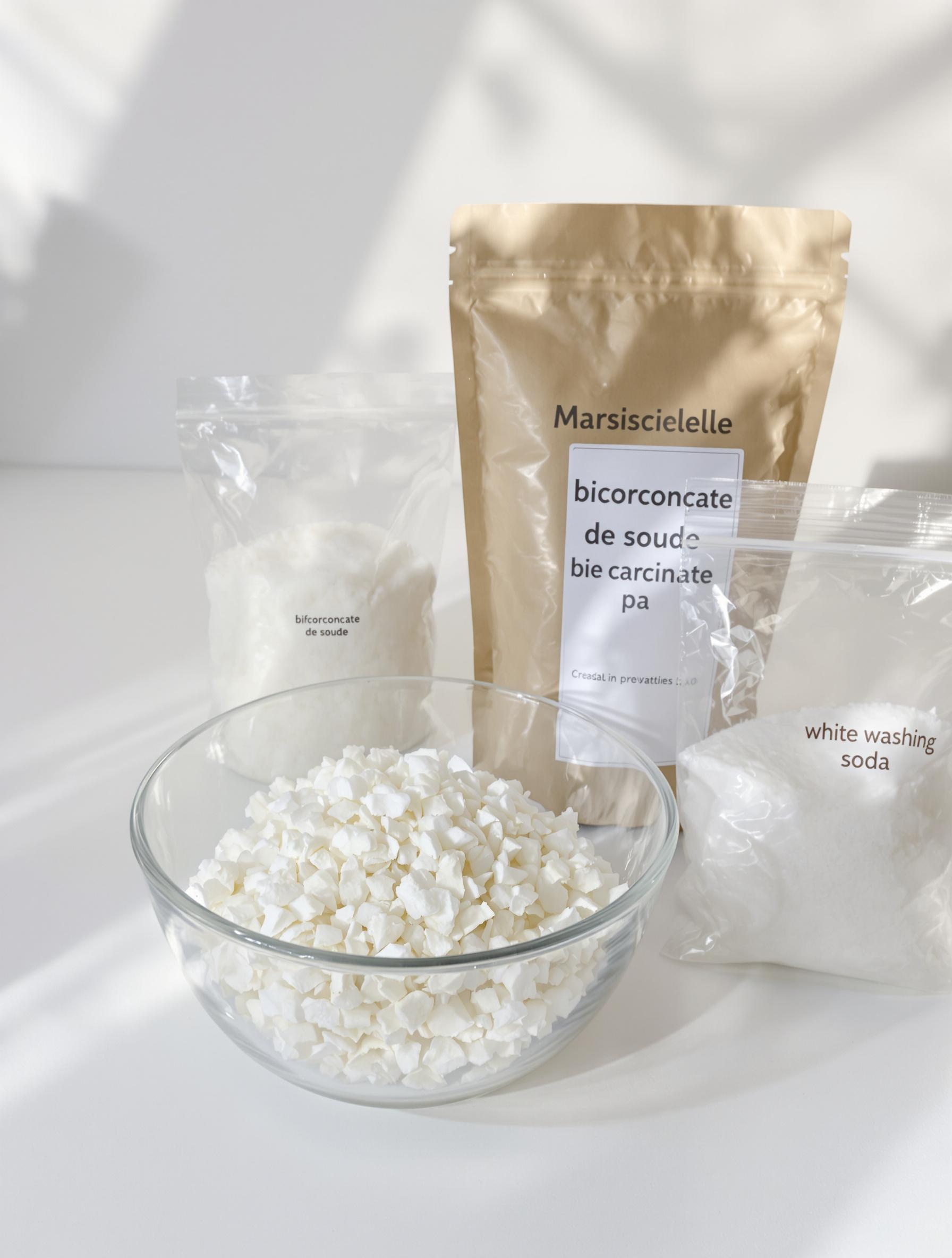 Bol transparent avec copeaux de savon de Marseille, bicarbonate et cristaux de soude.