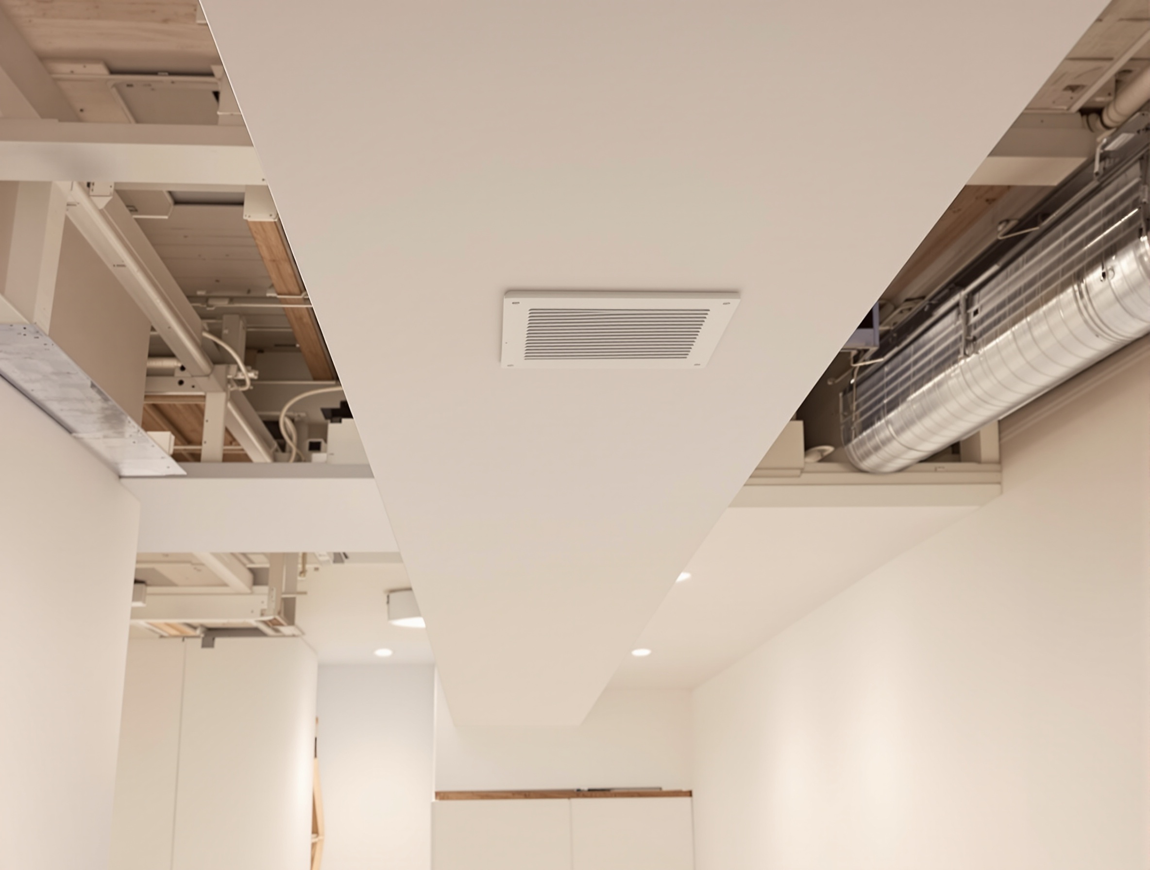 Bouche d'extraction VMC simple flux plafond sous-sol bien entretenu