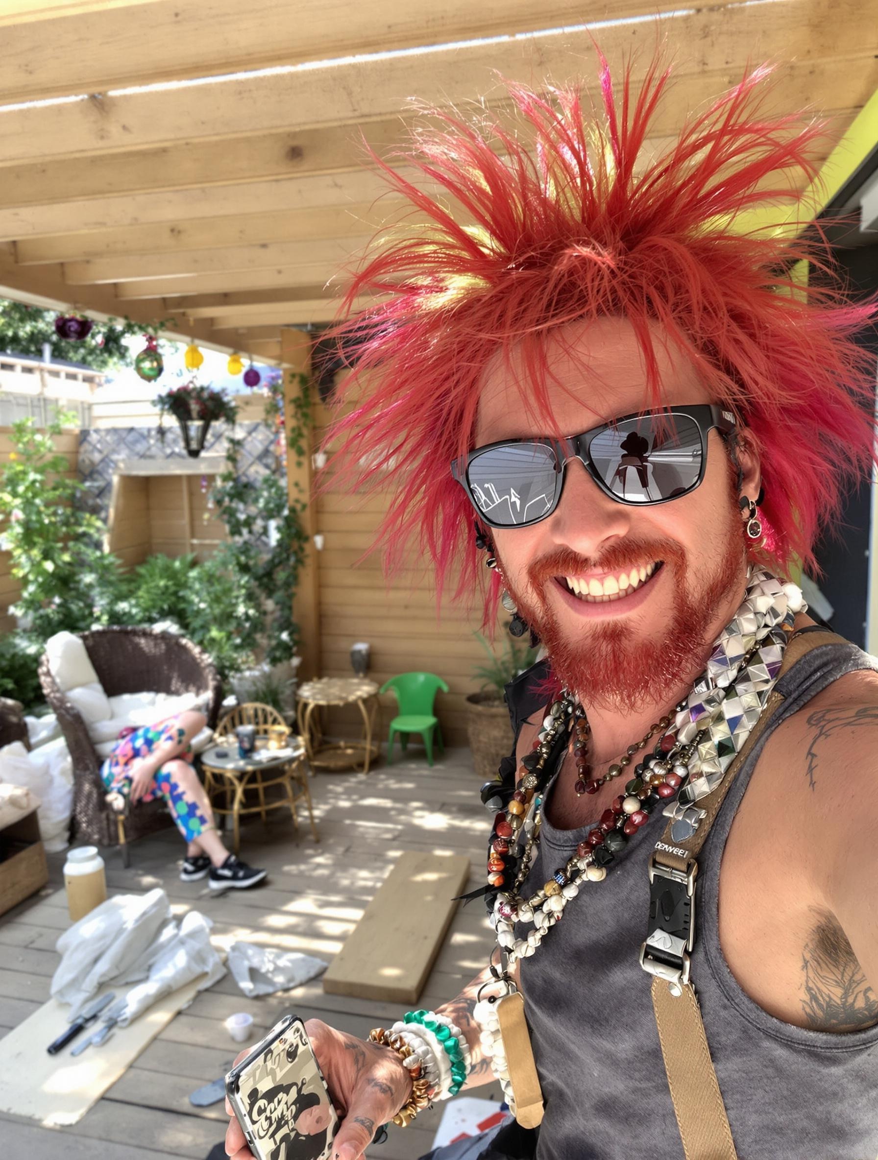 bricoleur déco excentrique termine terrasse bois selfie rock