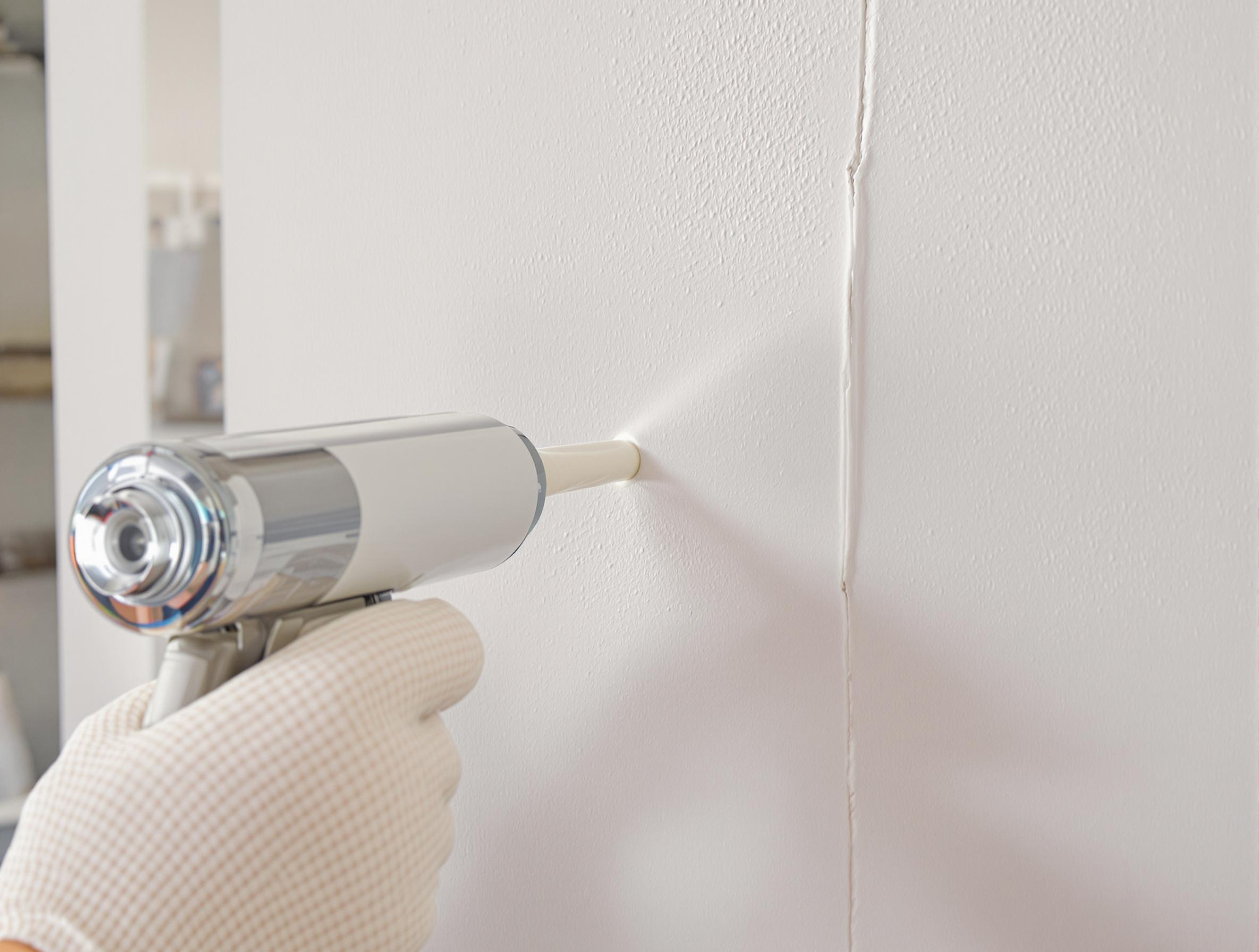 Calfeutrage des fissures avec du mastic silicone