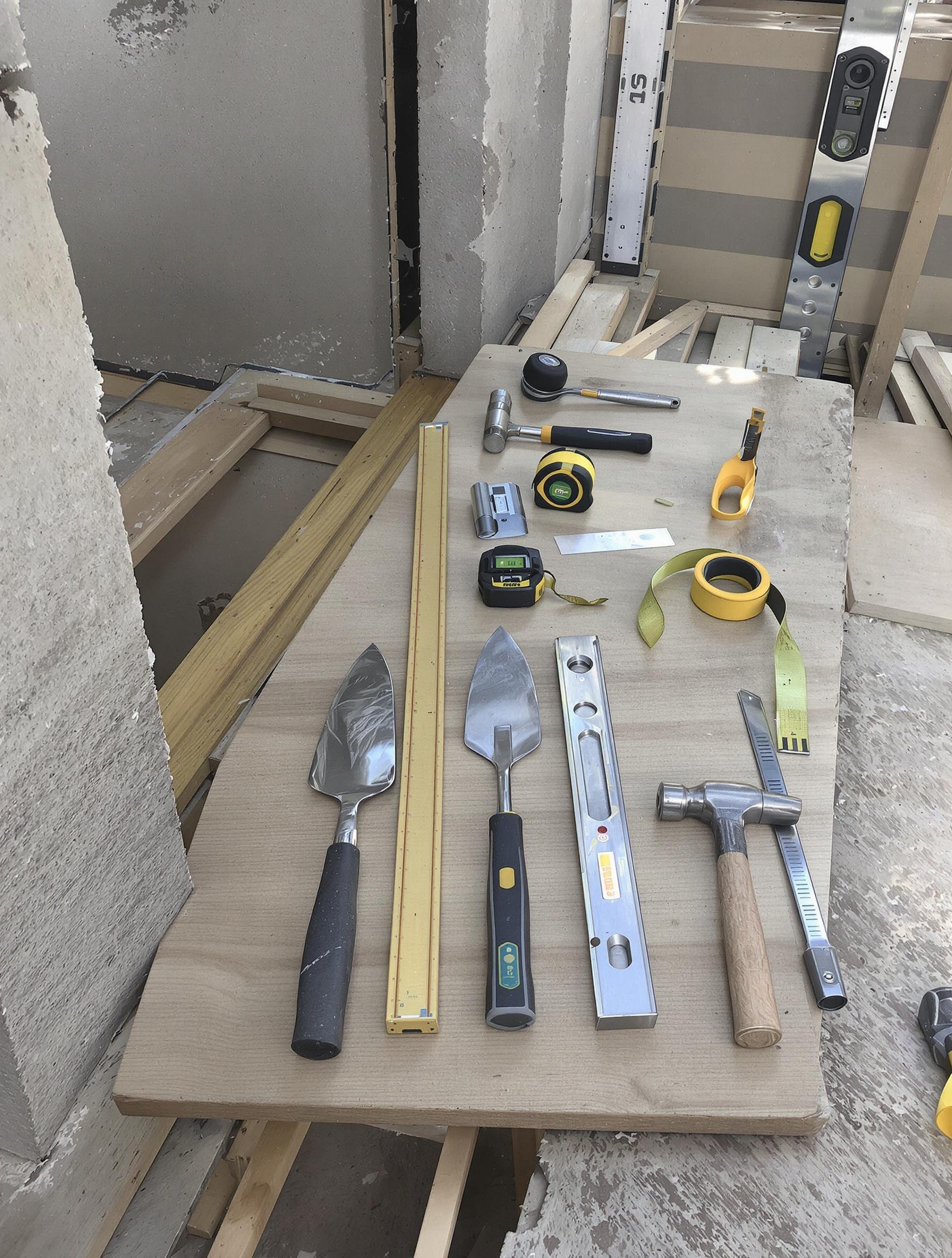 Photo d’un chantier prêt à recevoir un rejingot, montrant les outils disposés sur une planche de bois.