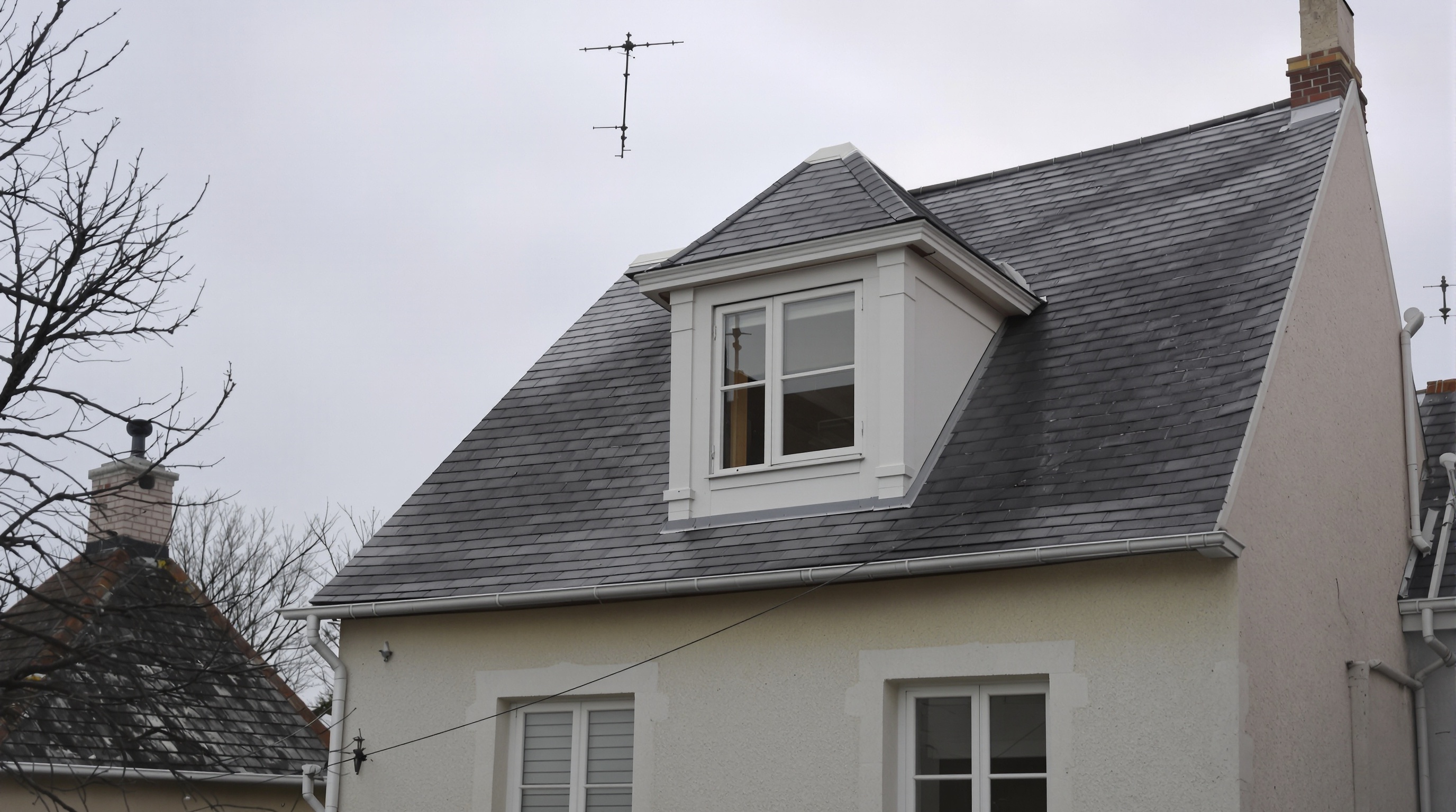 Chien-assis préfabriqué triste compromis