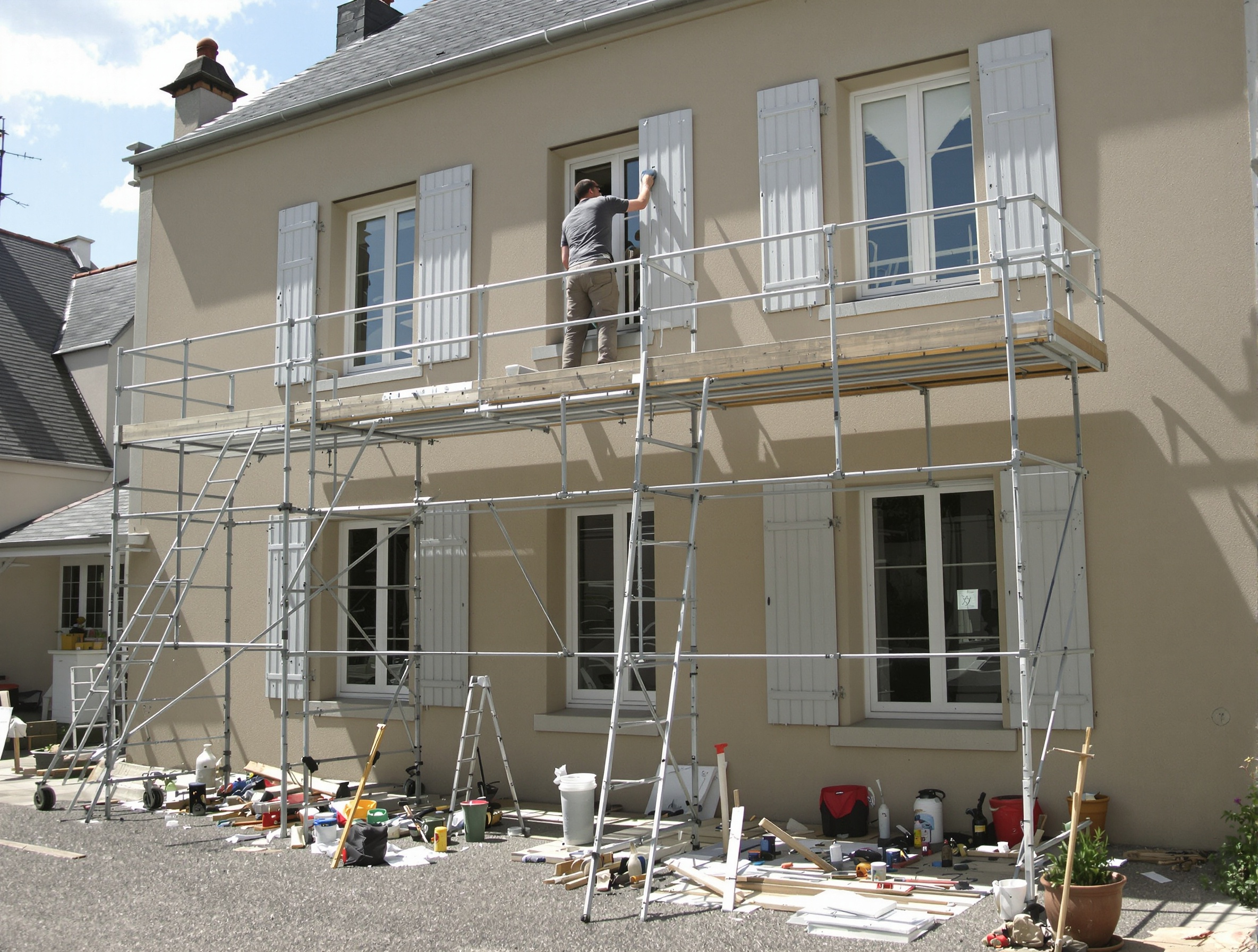 Échafaudage roulant devant maison, usage domestique accessible
