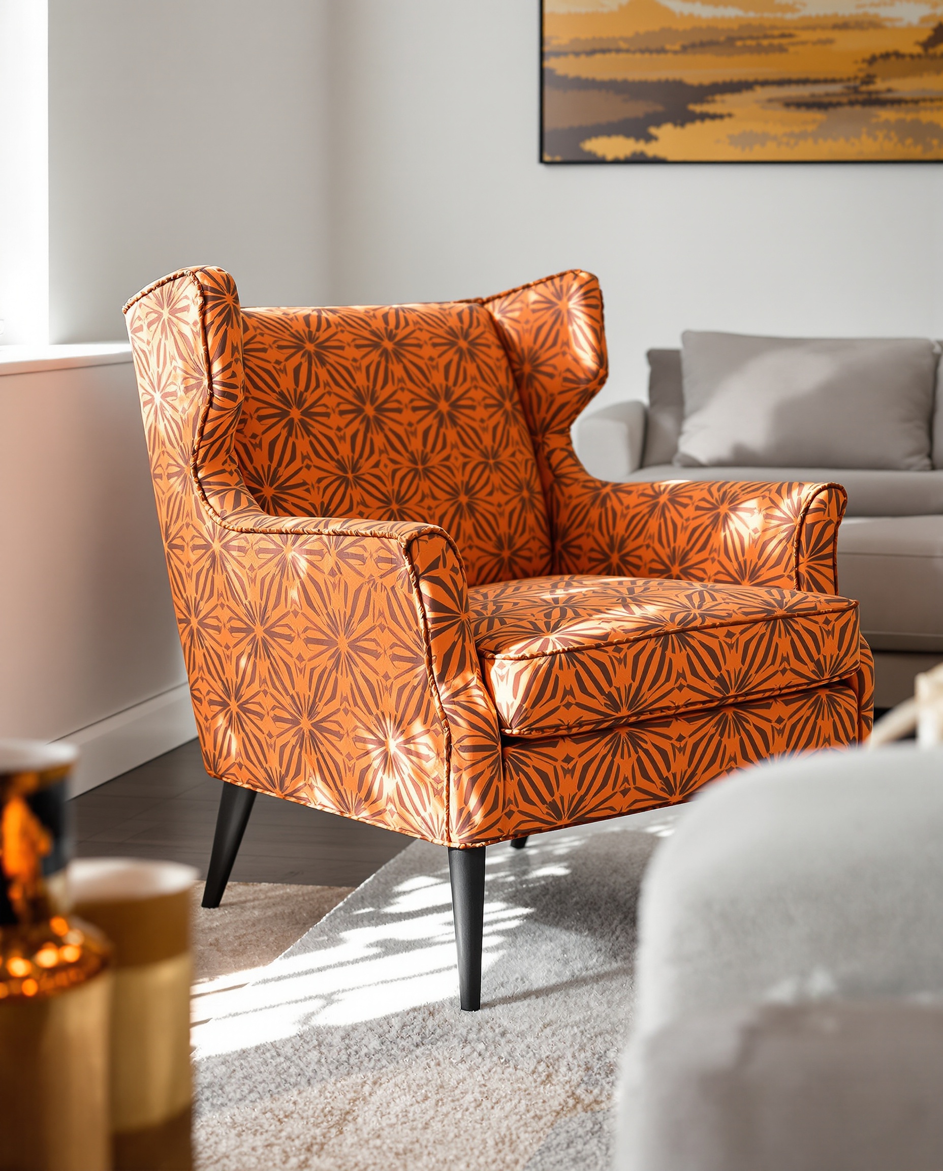 Fauteuil cocktail rénové avec tissu jacquard géométrique orange et marron dans salon contemporain