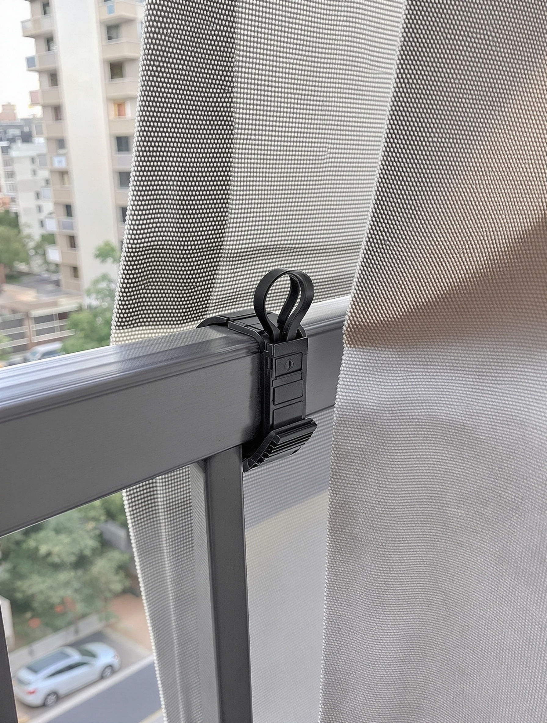 Système d'attache sans perçage : collier de serrage solide tenant une toile à une rambarde métallique