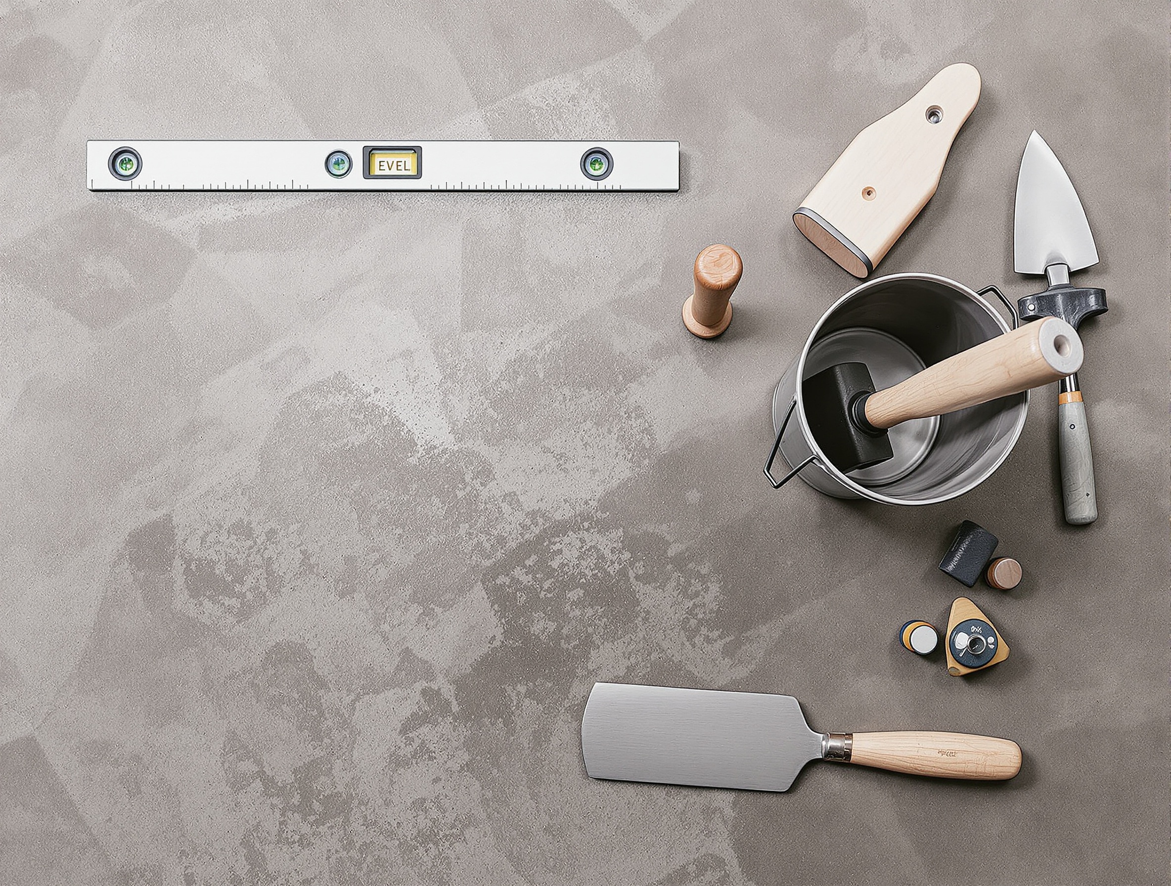 Flat lay outils pose carrelage bohème