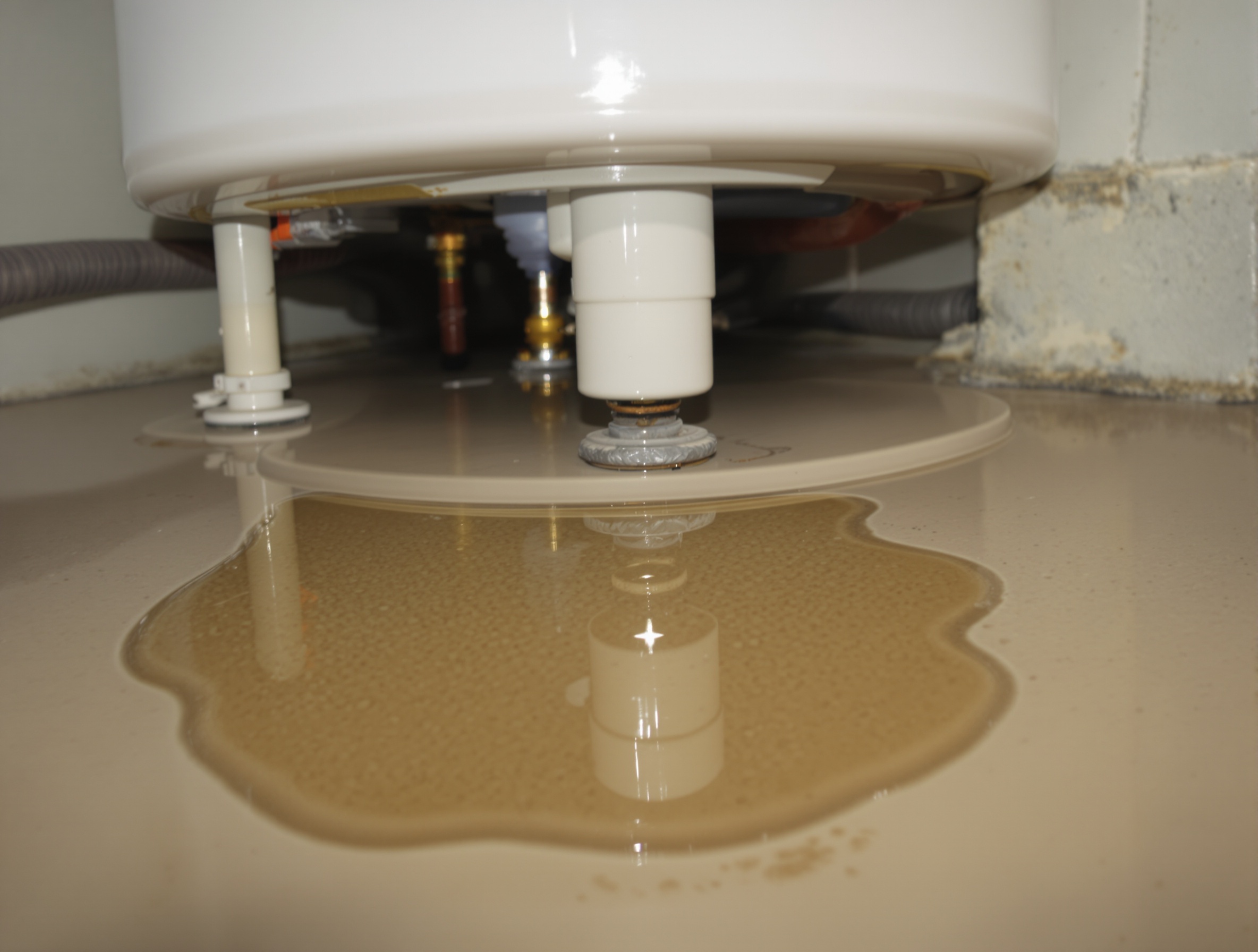 Petite flaque d’eau sous ballon d’eau chaude