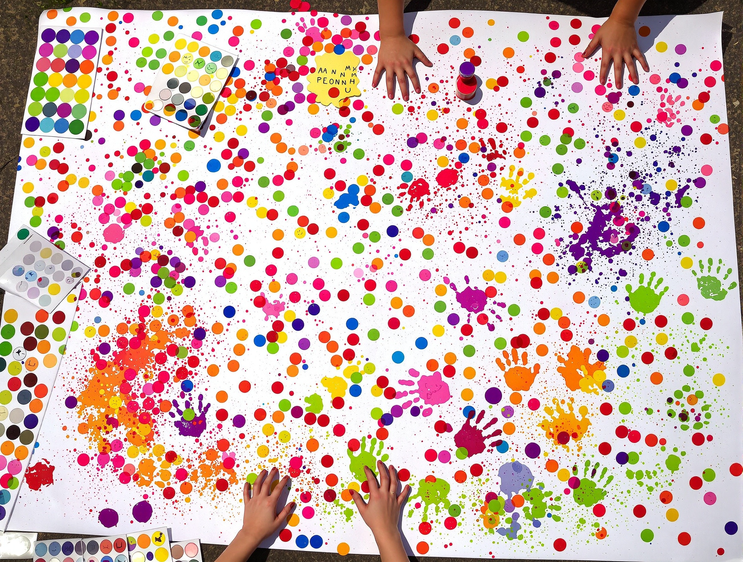 fresque au sol gommettes tampons pommes terre activité enfant chaos créatif