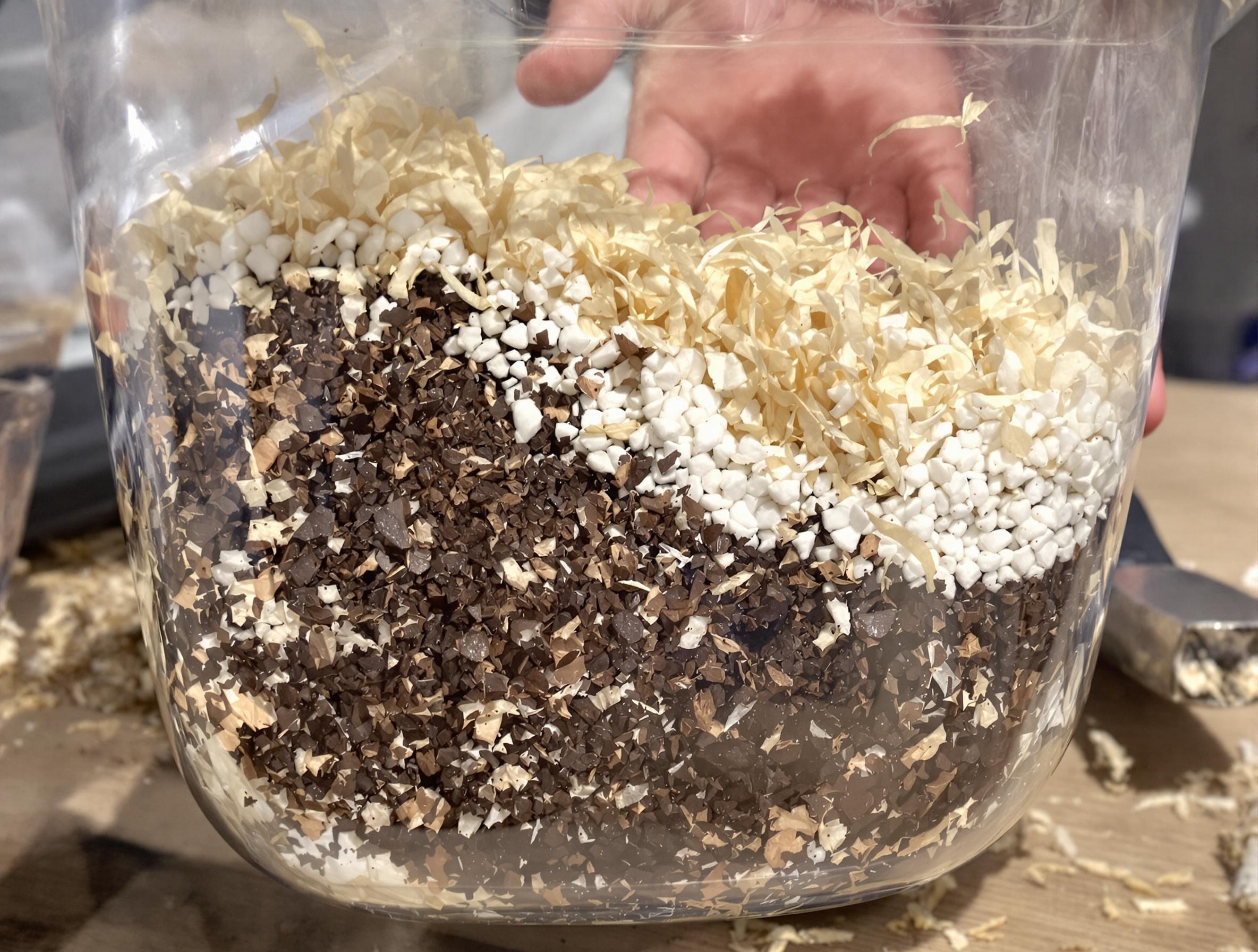 plan rapproché d’un mélange terreau-perlite-coco dans bac