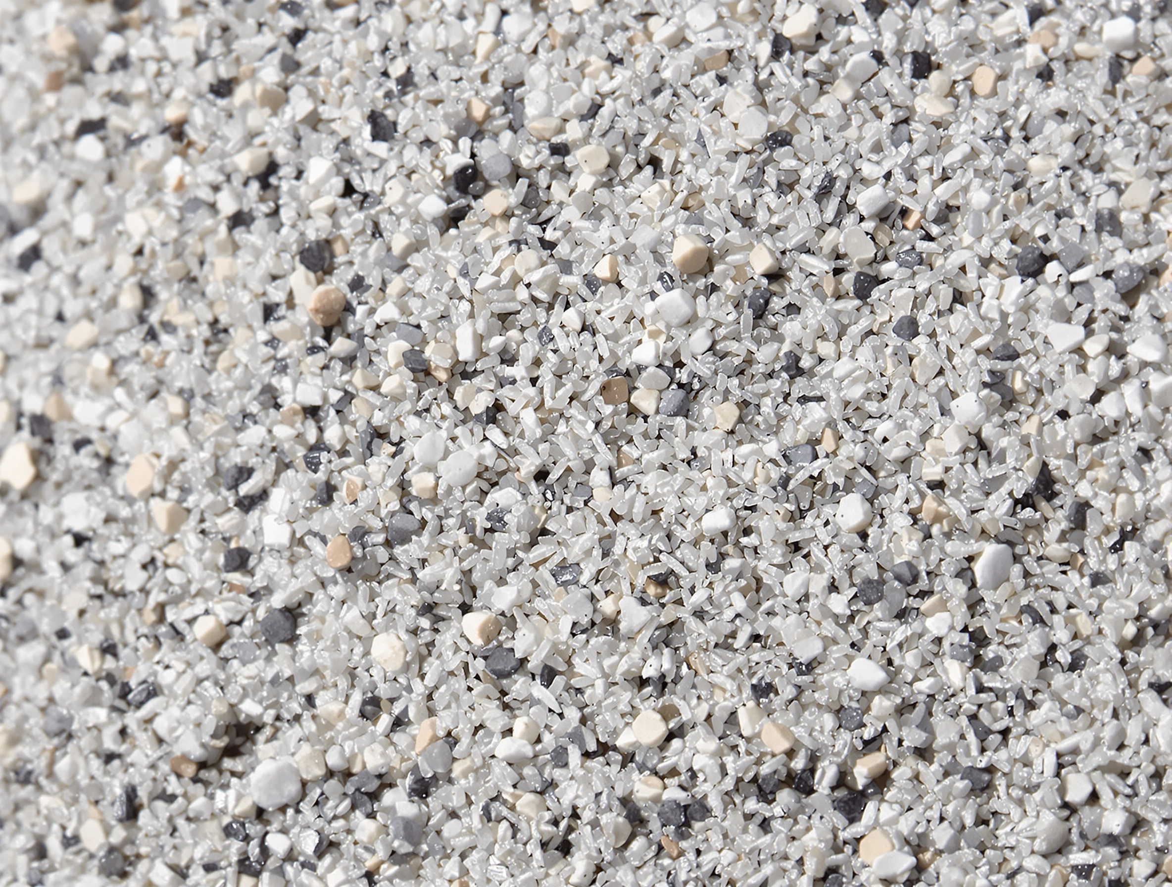 Gros plan d'un béton fibré avec fibres apparentes