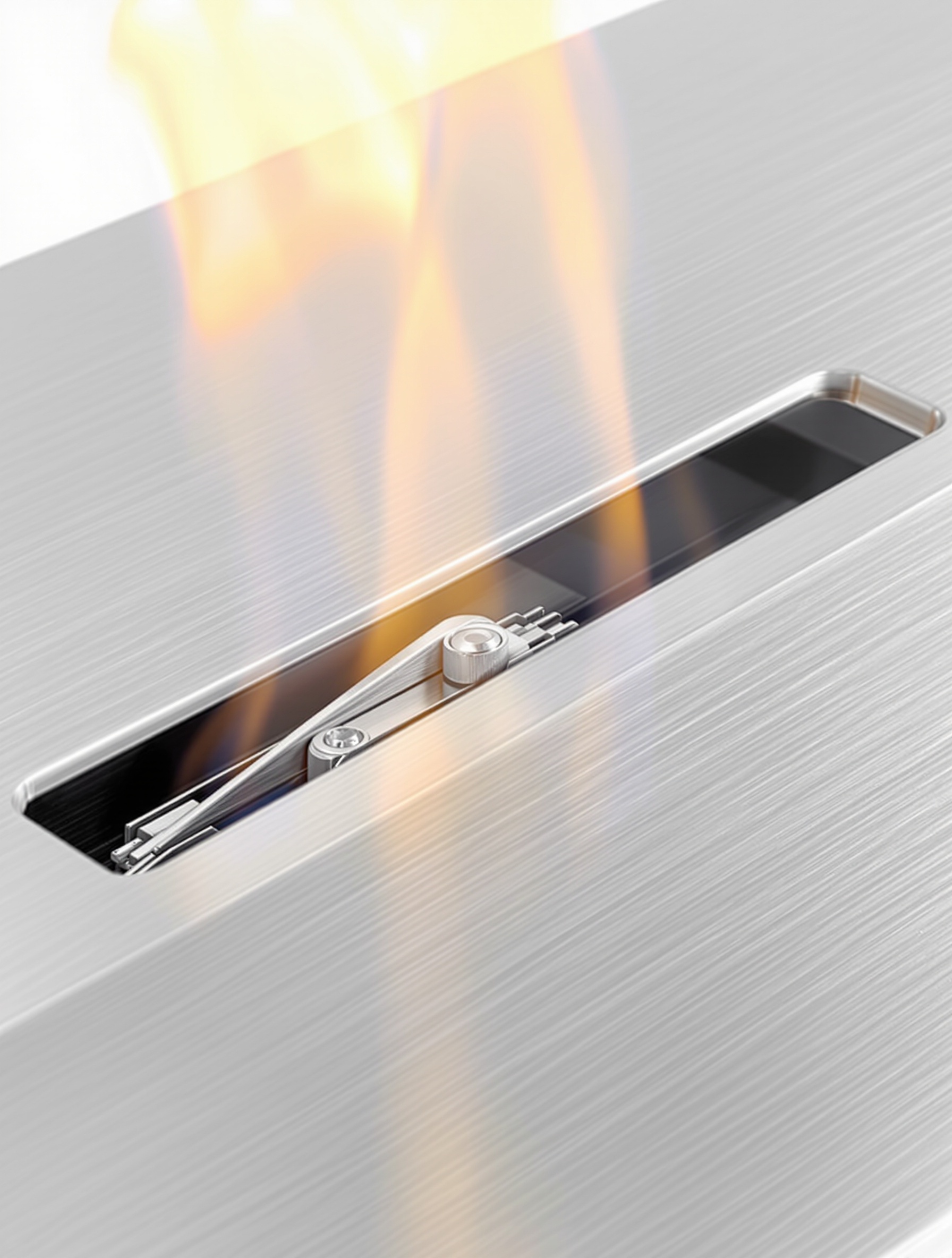 Gros plan sur un brûleur de cheminée bioéthanol en acier inoxydable de haute qualité. On voit clairement la fente de sortie de la flamme et le mécanisme de la trappe coulissante qui sert à l'éteindre. L'image doit évoquer la robustesse et la sécurité.