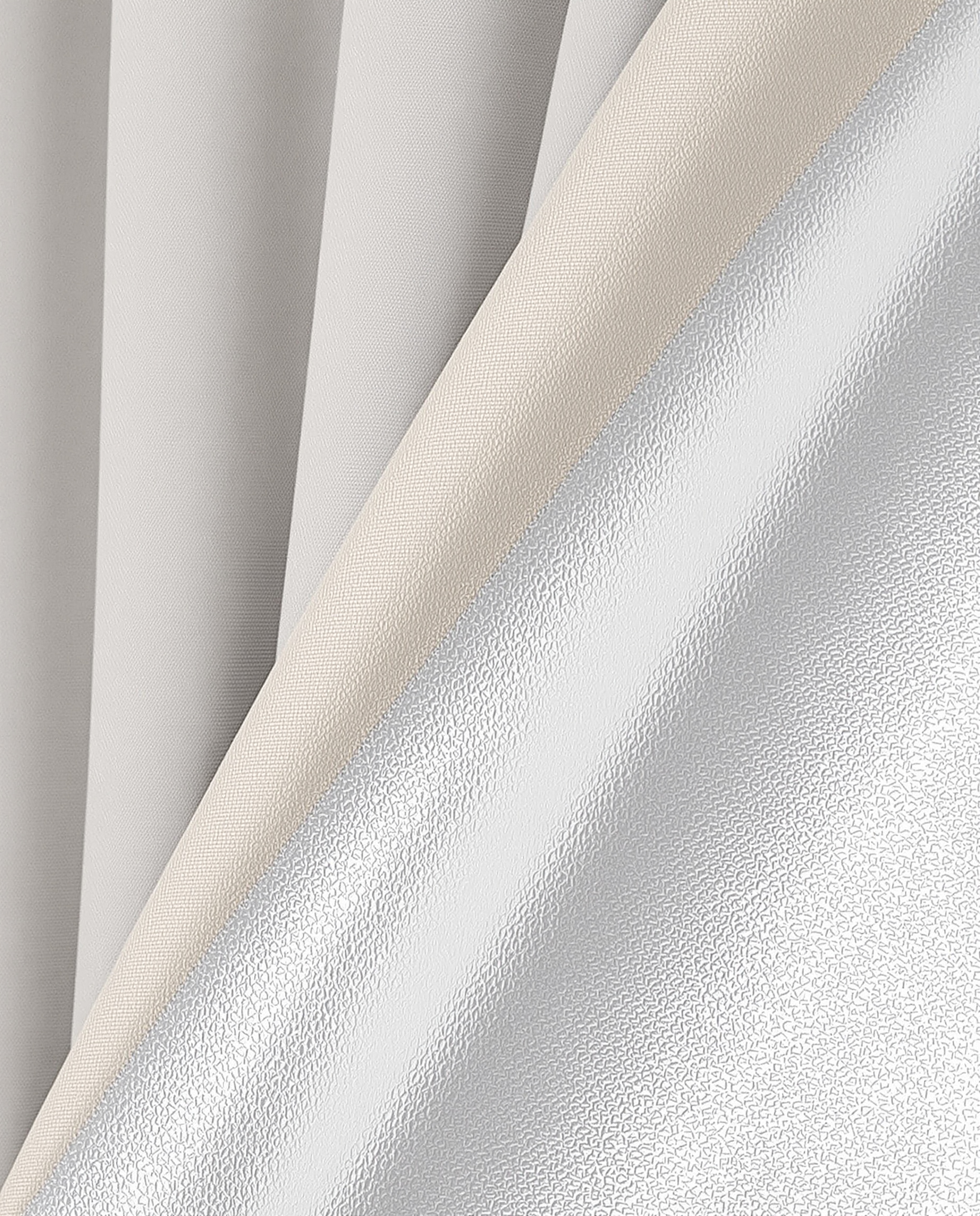 Gros plan sur une doublure technique de rideau anti-chaleur avec face décorative tissu et face argentée isolante.