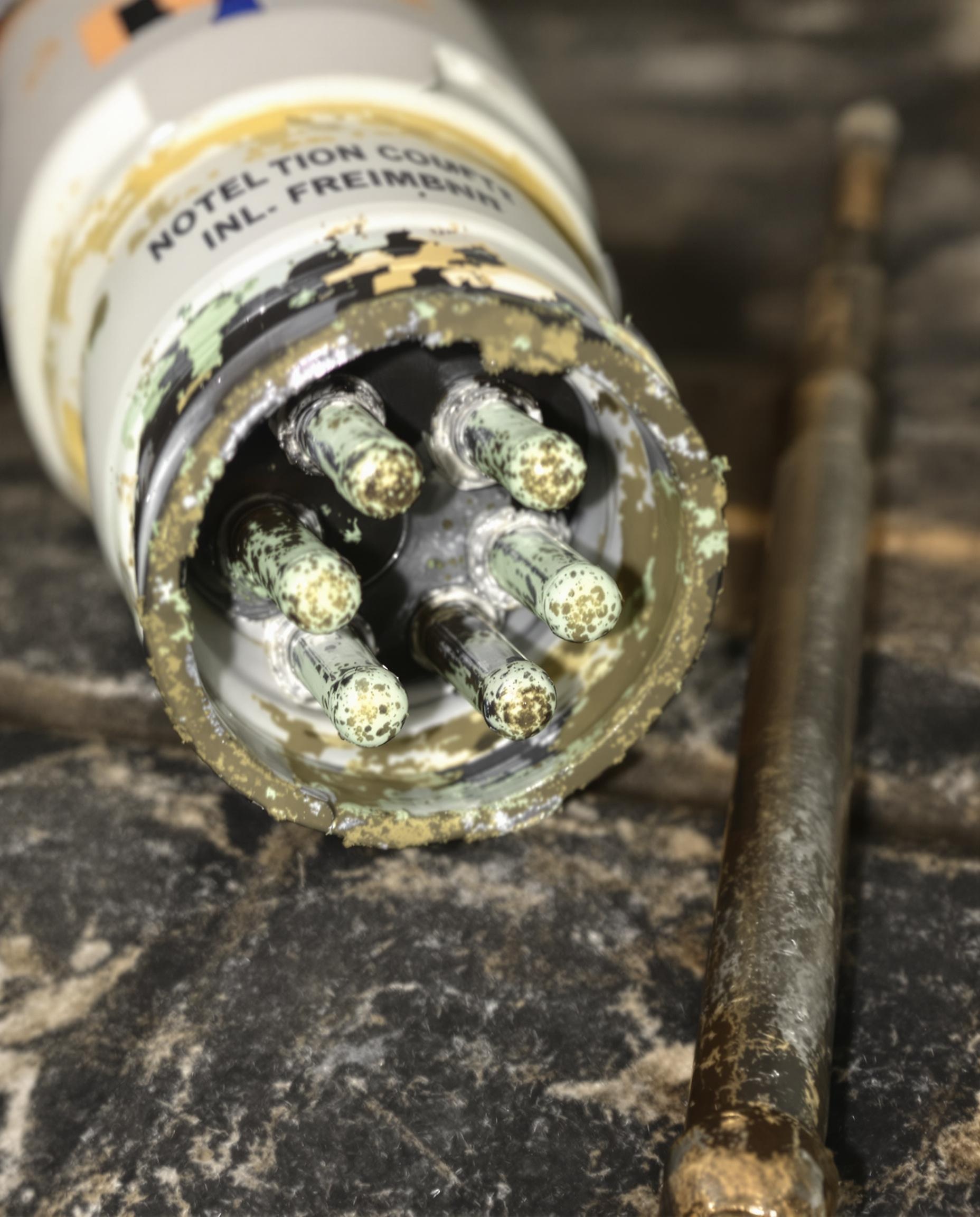 Douille E27 oxydée avec tournevis en atelier