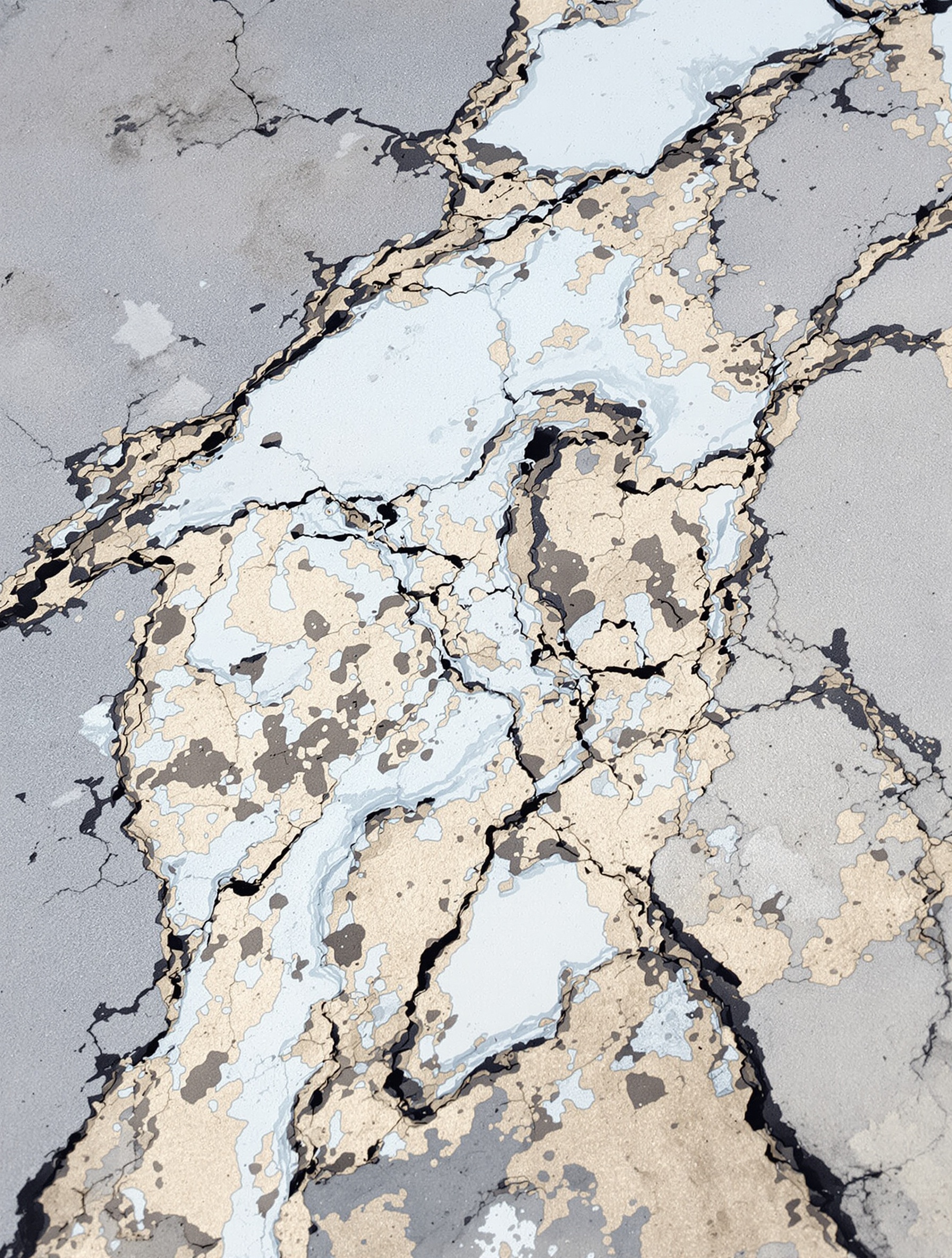 Gros plan sur un sol en béton extérieur où la peinture cloque et s'écaille lamentablement, illustrant les conséquences désastreuses d'une mauvaise préparation du support ou de l'application sur une surface humide.