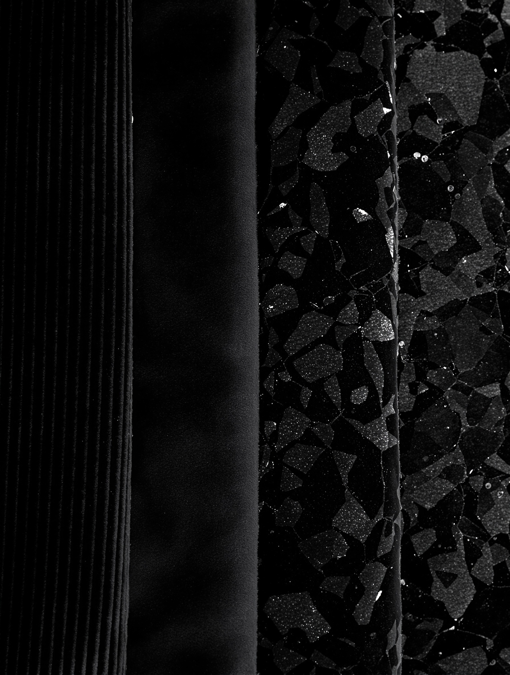 Textures comparées de quatre velours noirs : côtelé, ras, panne et ameublement