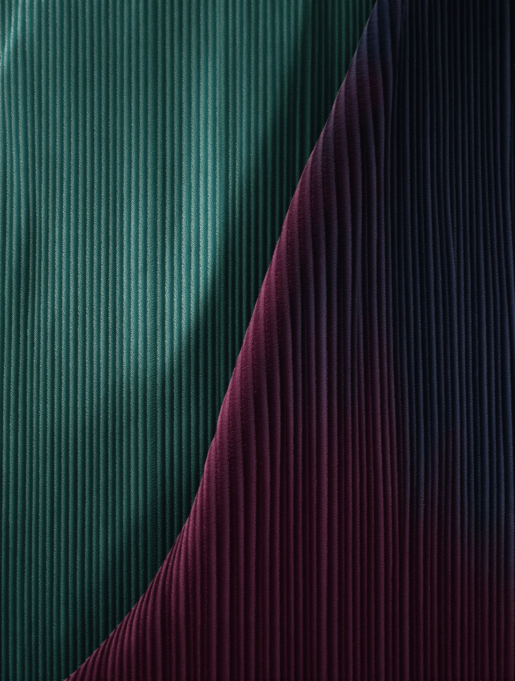 Zoom comparatif sur les textures du velours classique et côtelé sous une lumière rasante.