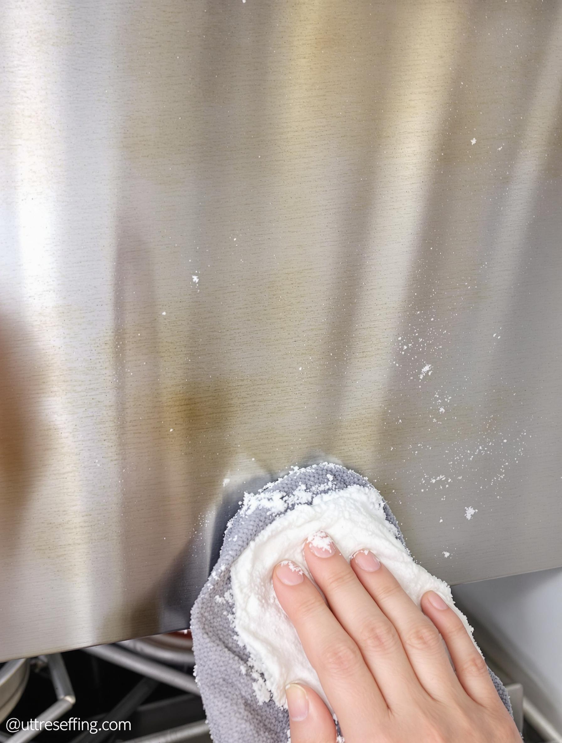 Nettoyage d'une hotte en inox avec des traces de graisse, bicarbonate et microfibre.