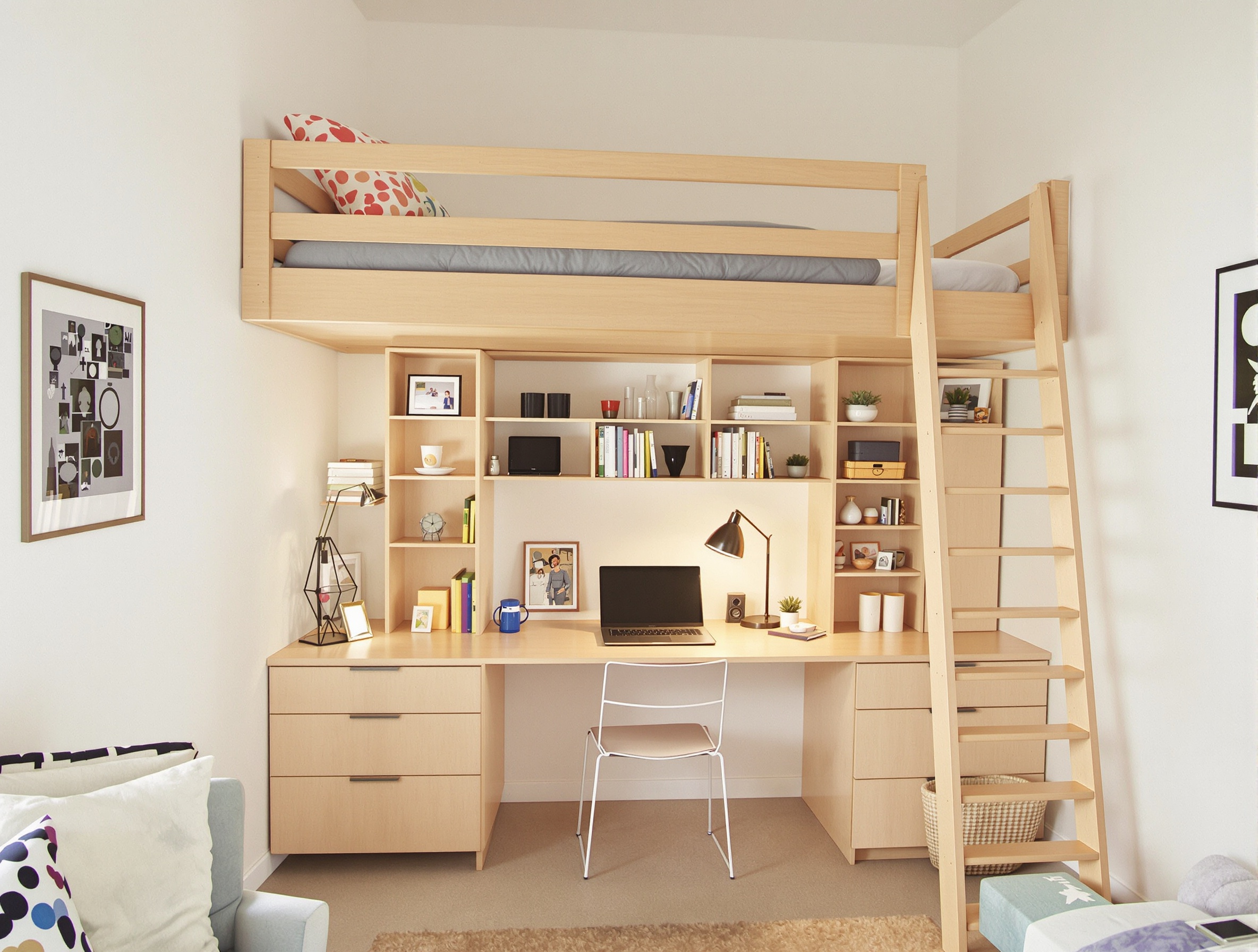 Lit mezzanine bois clair avec coin bureau optimisé dessous
