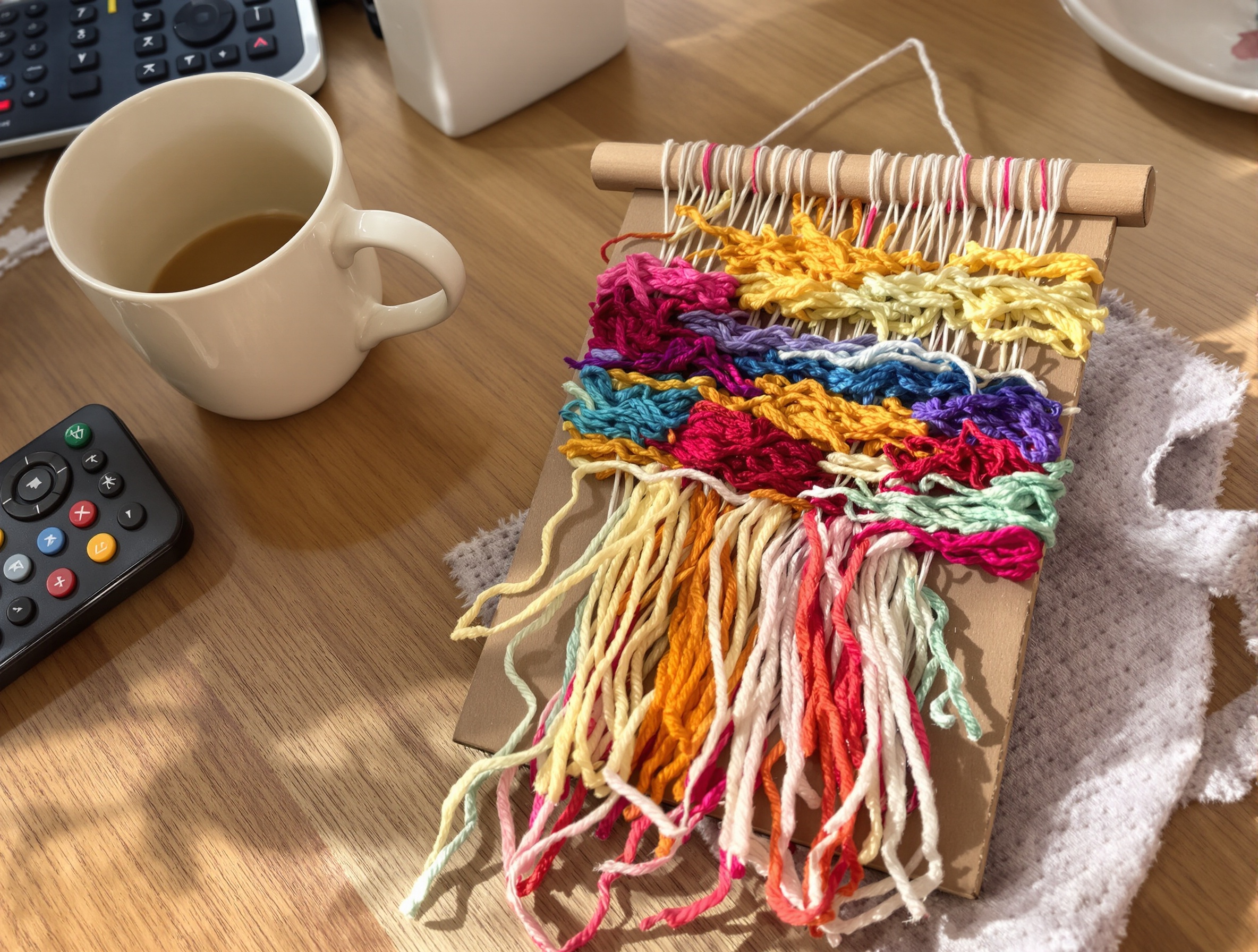 Mini-tissage mural DIY avec carton recyclé et laine colorée