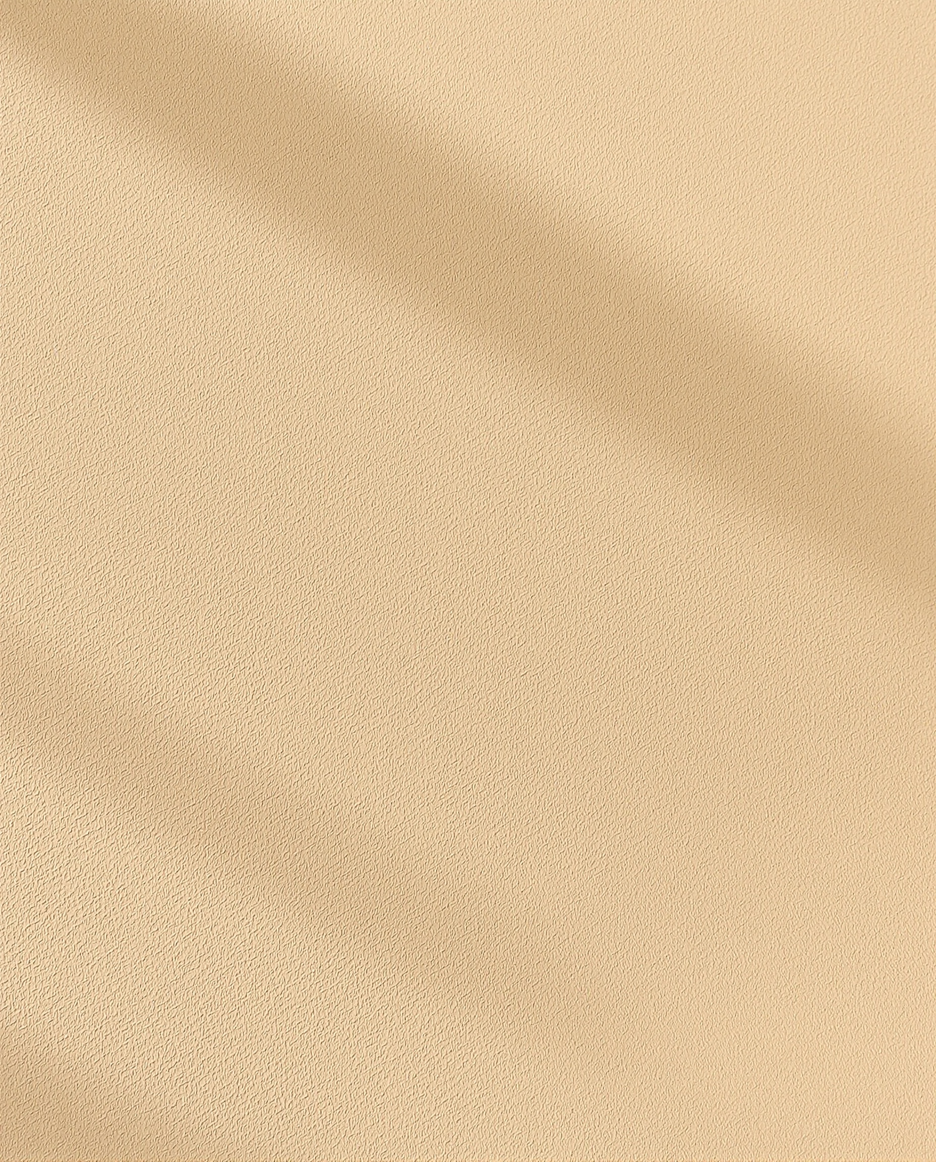 Gros plan mur à la chaux ocre clair lumière rasante texture veloutée