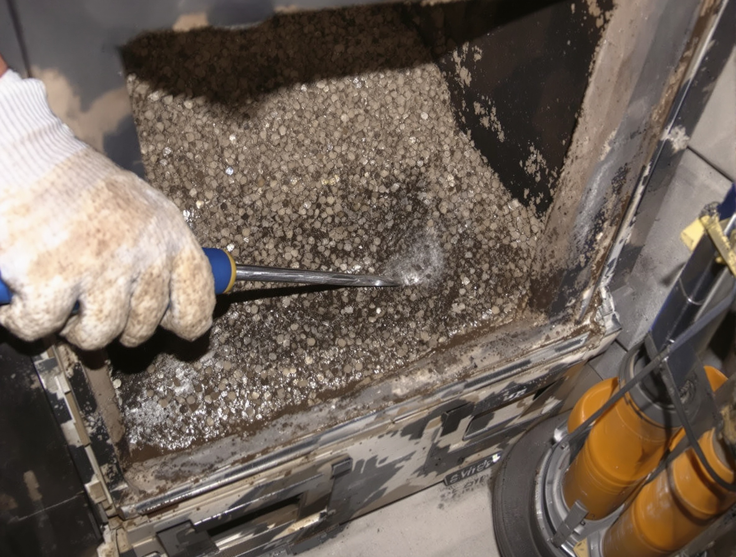 nettoyage creuset poêle à granulés très sale aspirateur à cendres