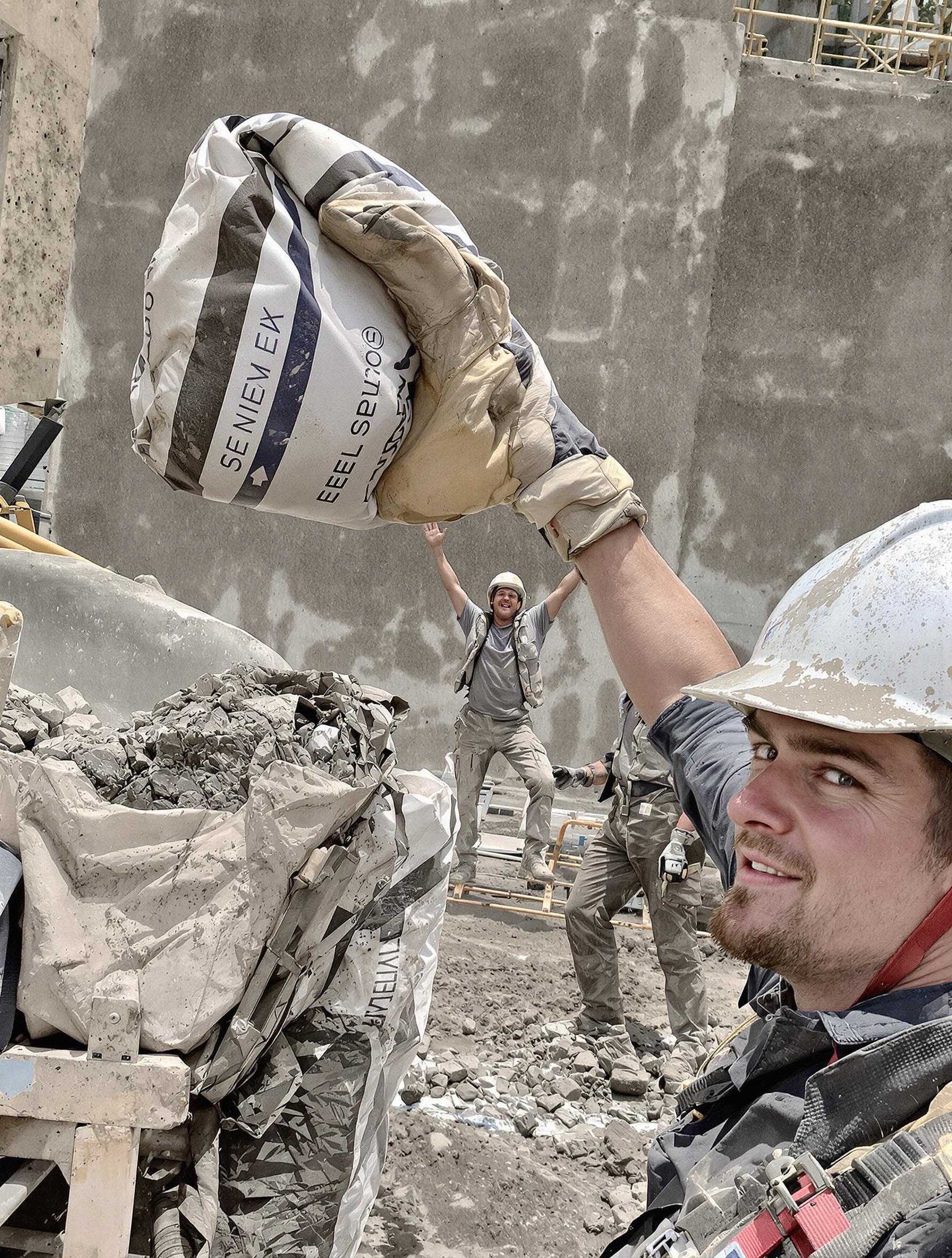Manque de béton sur chantier, collègues dépités